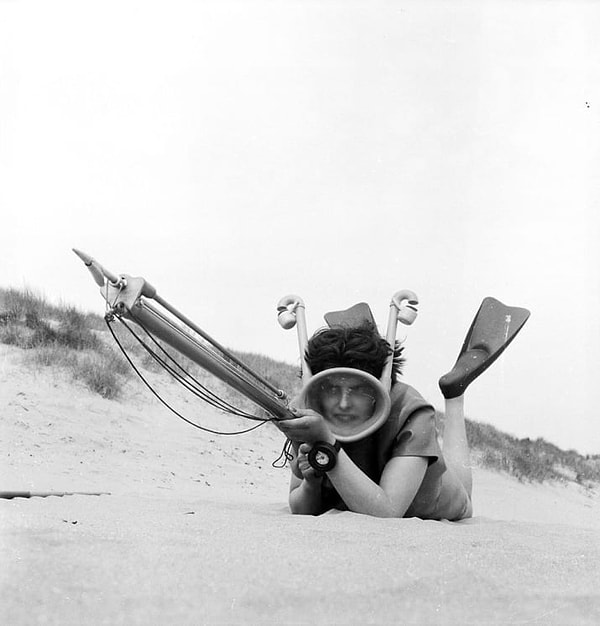 17. Эта дама оттачивает мастерство работы с гарпуном.