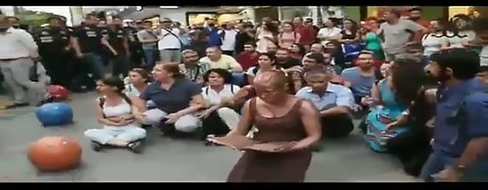 Aşırı Gerçekçi Heykel Görünümüyle Polisi Dahi Aldatan Performans Sanatçısı