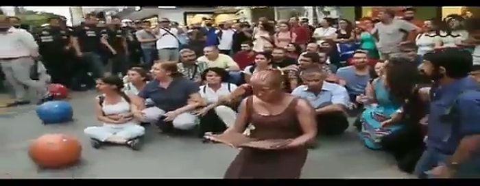 Aşırı Gerçekçi Heykel Görünümüyle Polisi Dahi Aldatan Performans Sanatçısı