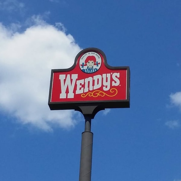 4. 22-летний парень по имени Рональд Макдональд был арестован за попытку украсть сейф из ресторана сети Wendy's, в котором он работал.