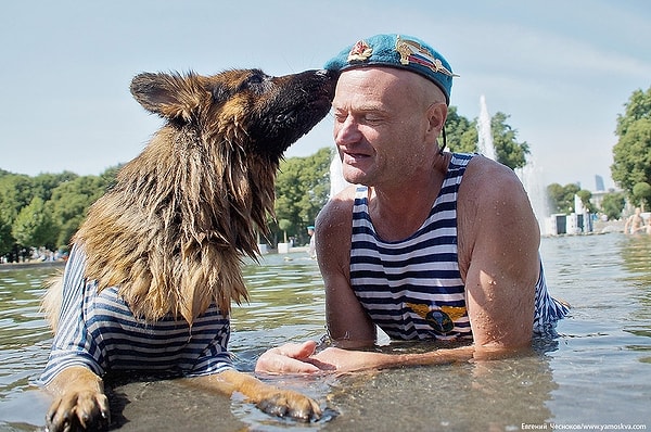 2. В эту знаменательную дату бывшие сослуживцы надевают свои знаменитые тельняшки, голубые береты и начинают веселиться.