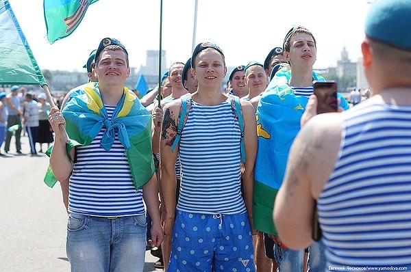 9. Молодые, которые совсем недавно окончили службу, тоже присоединяются к празднику...