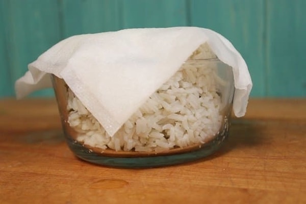 6. Перед тем, как разогреть рис в микроволновке, накройте его бумажным полотенцем, это предотвратит кашу от высыхания