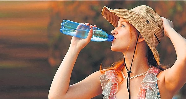 8. Поддерживание головы при питье