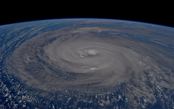 4. "Когда мать-природа решает покружится, это одновременно красиво и страшно. Похоже, тайфун Нору набирает обороты".