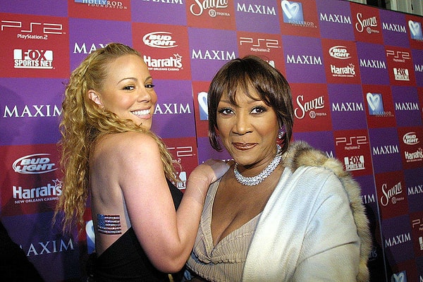 23. Мэрайя Кэри попросила Патти Лабелль стать ее крестной мамой и получила согласие. Теперь каждое рождество Мэрайя отправляет Патти 4 бутылки шампанского "Кристалл" и букет белоснежных цветов.🌷🍾🍾🍾🍾