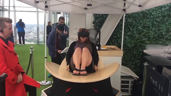 Sanal Gerçekliği İliklerine Kadar Yaşayan Kadın