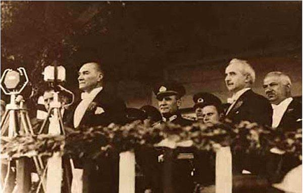 Eski programdaki Çağdaş Türkiye Yolunda Adımlar ve Atatürkçülük adlı üniteler tek bir ünite altında birleştiriliyor.