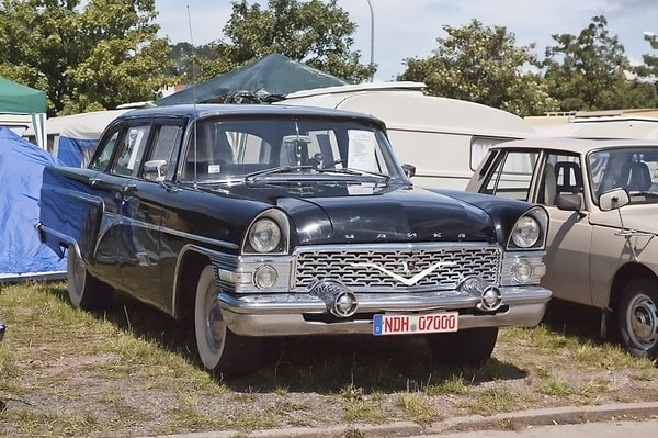 6. Фестиваль винтажных автомобилей в Гамбурге, Германия, и его почетный гость - сверкающая "Чайка", почти как новенькая.