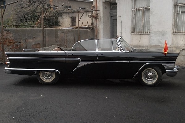 9. Счастливым владельцем этого строгого кабриолета является московский коллекционер автомобилей Александр Крумер (снимок 2010 года).