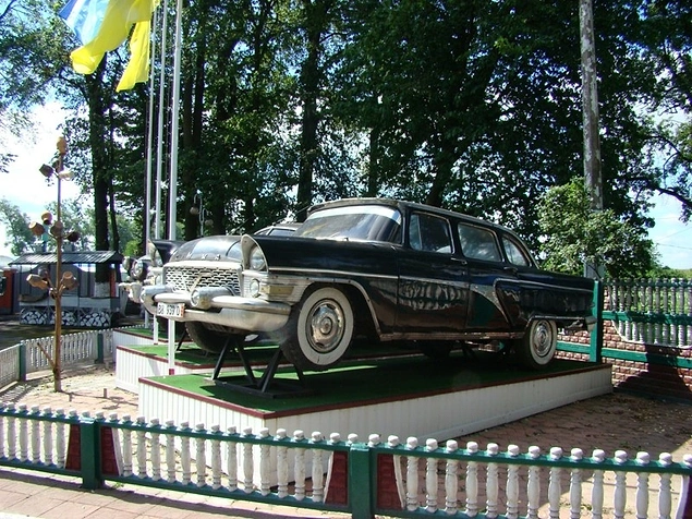 Роскошная "Чайка" возвышается на постаменте в музее Нижнего Новгорода.