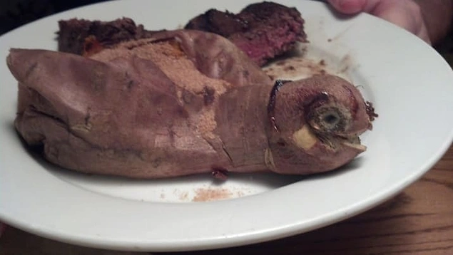 Этот печёный картофель похож на что-то из фильмов ужасов...