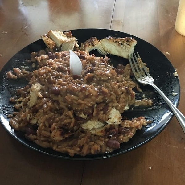 7. Курица с рисом и бобами и... кубик льда. Один вопрос: зачем?