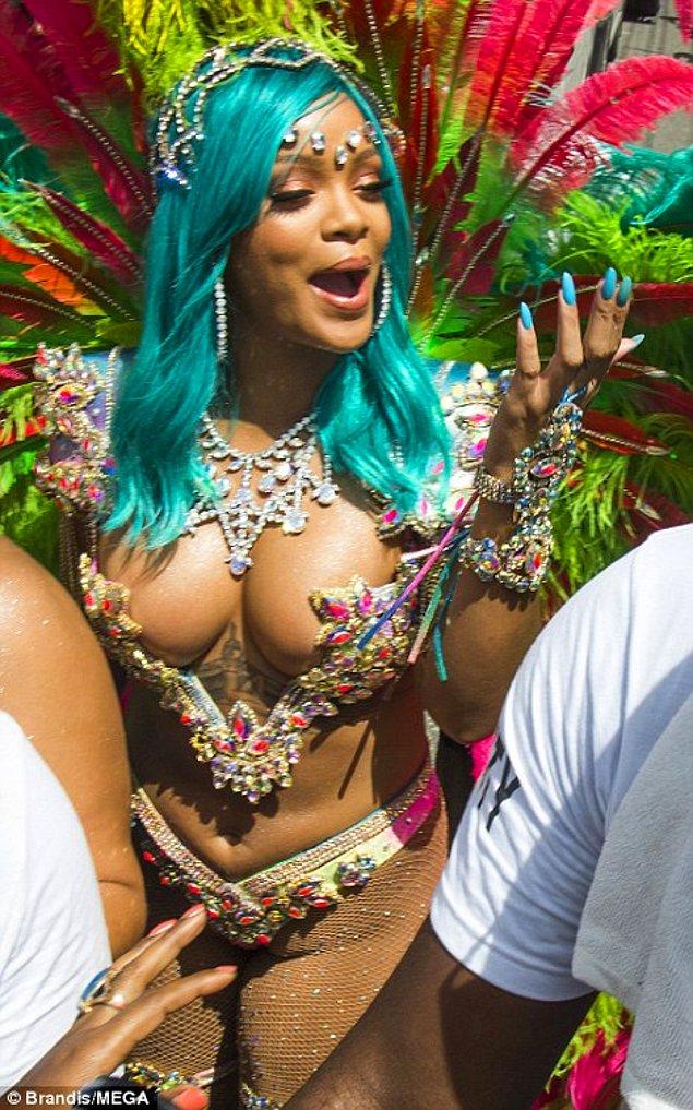 Kıymetlimiz Rihanna şeref konuğu olarak katıldığı Crop Over Festival için pazartesi günü soluğu memleketi Barbados'ta almıştı. 💃
