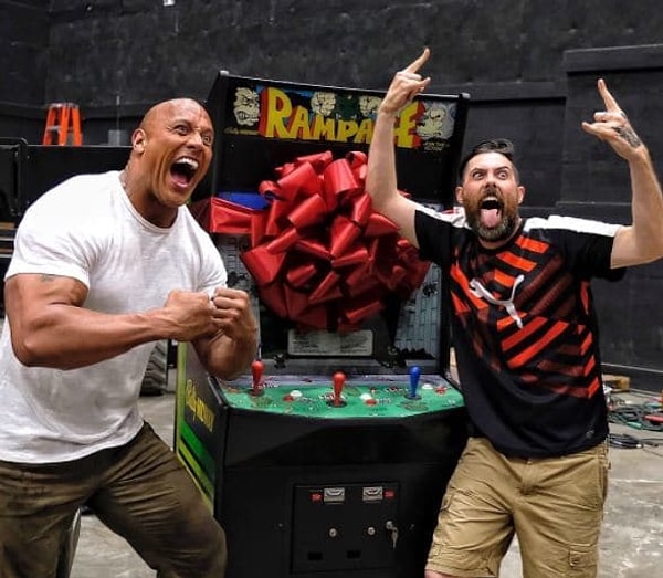 2. У каждой звезды существует целая команда людей, которые ответственны за ведение аккаунтов в соцсетях