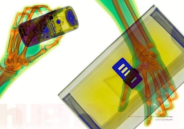 6. А вот так "пусто" выглядят телефон и ноутбук на фоне человеческих рук