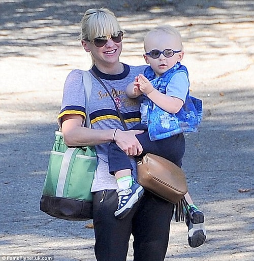 Анна всегда хотела большую семью, и для нее было важно участие обоих родителей в воспитании детей. А Крис, чья карьера пошла в гору, не хотел останавливаться на достигнутом и соглашался на все больше ролей.