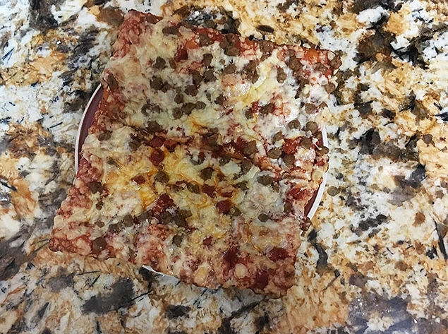 Рабочая поверхность на кухне и пицца