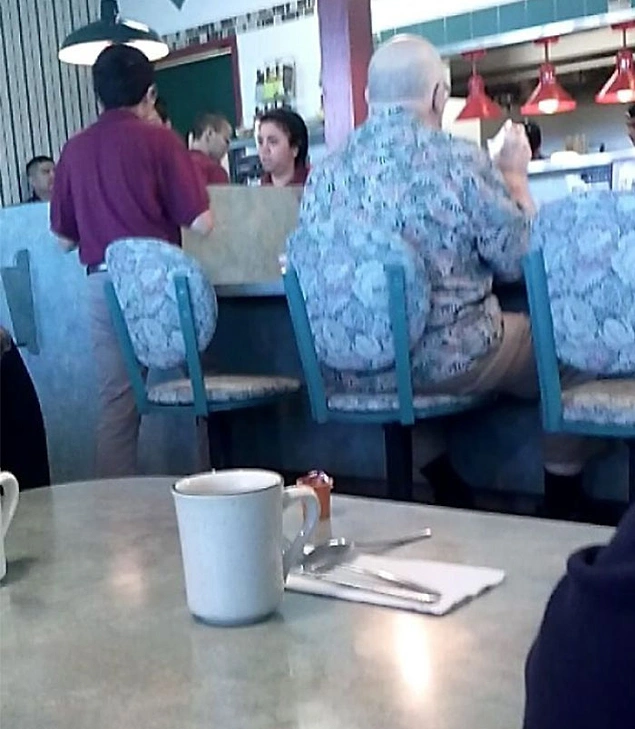 Сидушки в кафе и рубашка мужчины