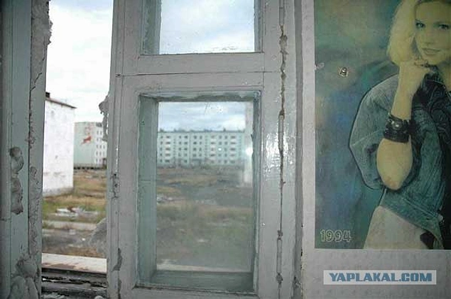 Зарплата в Кадыкчане была в 6 раз выше средней зарплаты по СССР, поэтому на Север съезжалось всё больше и больше людей. Кроме того, здесь не было никаких архитектурных излишеств, а только свои родные кинотеатр, школа, спорткомплекс с бассейном, химчистка и другое.