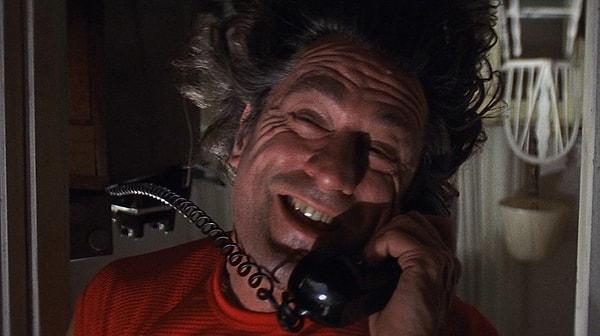 24. Korku Burnu (1991) - Karakterine uygun bir diş görünümüne sahip olmak için Robert De Niro dişçisine 5 bin dolar ödedi.