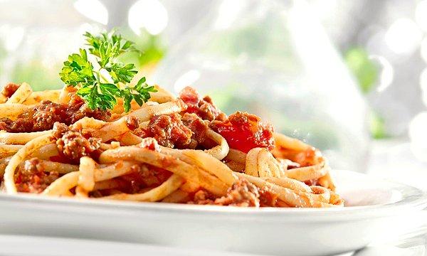 9. İtalyanlar genellikle yemeklerine öncelikle makarna veya "risotto" ile başlayıp yanında salata veya sebze ile birlikte et veya balık tüketiyor.