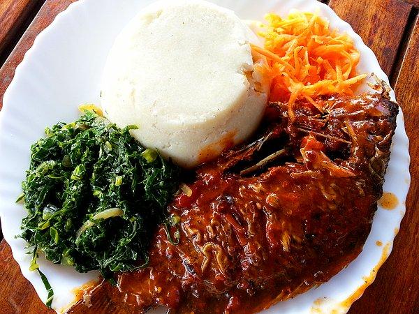13. Kenya öğle yemeklerinde et yahni, patates ve sebzeden oluşan bir menü oluyor. Yanında "ugali" veya "chapatis" adı verilen bir çeşit pide veya pirinç sunuluyor.