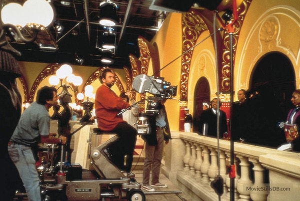 16. Съемки стартовали в январе 1996 года. Большую часть фильма отсняли в павильонах Pinewood. Натурные съемки пустыни проводились в Мавритании, а эпизод с выступлением дивы Плавалагуны снимали в лондонском Ковент-Гардене