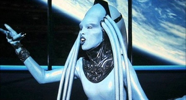 19. Арию инопланетной дивы Плавалагуны исполнила оперная певица Инва Мула. Бессон хотел, чтобы диапазон арии выходил за пределы возможностей человеческого голоса, поэтому в том месте, где певица берет высочайшую ноту, использовалась цифровая обработка