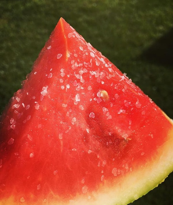 7. Если вы посыпете арбуз солью, он ещё лучше проявит свою сладость