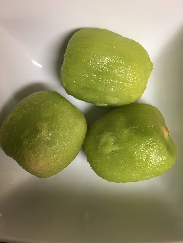 13. А очистить киви для фруктового салата можно с помощью чистилки для овощей: