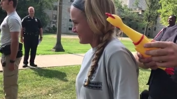 ABD'de Polis Akademisi Öğrencilerine Yapılan Tavuk Testi Sınavı