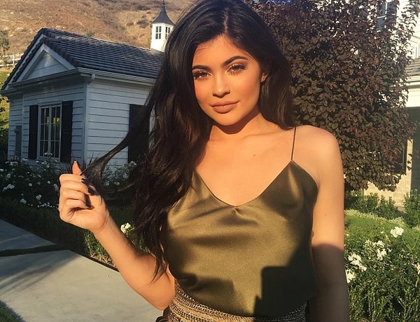 8. В 2015 году Кайли Дженнер решила брендировать своё имя, чтобы использовать его в рекламе, но против этого выступила певица Кайли Миноуг, заявив, что это может повлечь за собой недоразумения и нанести ущерб её имени