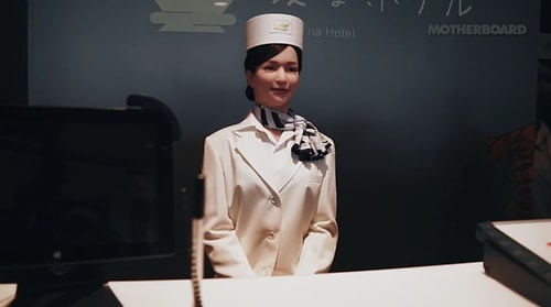 Это отель в городе Нагасаки (Япония), где в качестве персонала выступают роботы, напоминающие людей, куклы и даже динозавры.