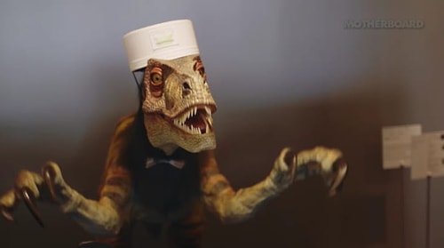 Это отель в городе Нагасаки (Япония), где в качестве персонала выступают роботы, напоминающие людей, куклы и даже динозавры.