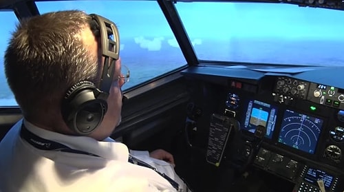 В этом отеле в Амстердаме есть комната со встроенным симулятором полётов на Boeing 737.