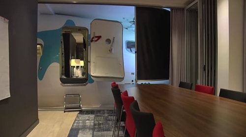 В этом отеле в Амстердаме есть комната со встроенным симулятором полётов на Boeing 737.