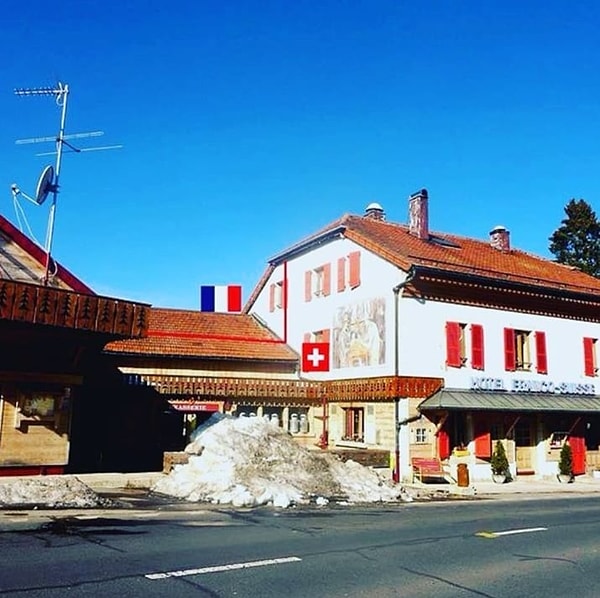 3. Это отель находится на границе Франции и Швейцарии, что проходит аккурат через кровать для медового месяца.😂