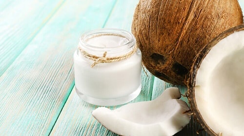 Тут вам на помощь придут ватные палочки и средство для снятия макияжа (или кокосовое масло).