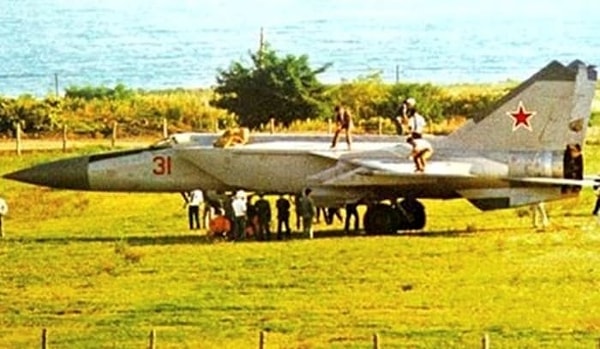 1. Он решил бежать во время тренировочного полета, когда во Владивосток приехал большой советский генерал.