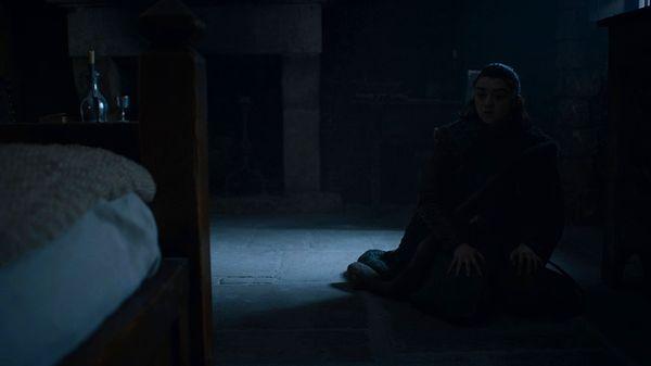 Olay şu: Sansa bir kuzgun göndermiş, Littlefinger da tek kopyasını da istetip odasına saklıyor.