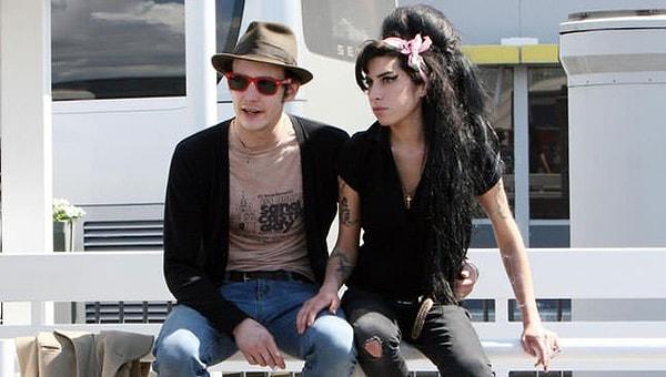 Müziğiyle, tarzıyla ve kendine has tavırlarıyla Amy Winehouse birçoğumuz için unutulmazlardan biri haline geldi! Yaşamı kadar yıkıcı ilişkilerine de tanıklık ettik: Büyük aşkı Blake Fielder-Civil!