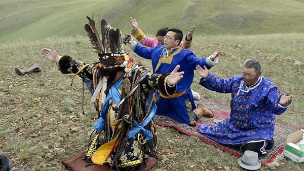 13. Altay ve Sibirya inançlarında şamanın göğe çıkıp göğün 9 katını dolaştıktan sonra yere indiğine inanılırmış.