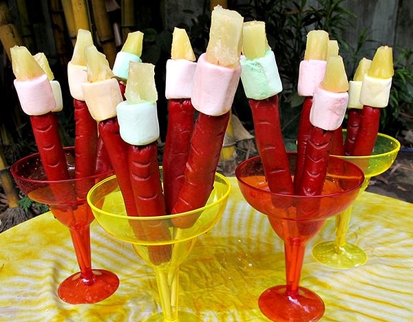 По словам Роксас, хот-доги начали заворачивать в зефир во время американской оккупации на Филиппинах, поскольку тогда армия начала продавать свои пайки населению.