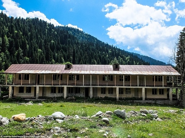 1. Один из заброшенных отелей