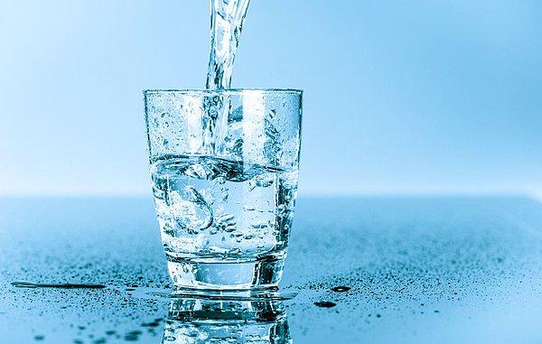 13. Bol su tüketimi kabızlıkları gidermeye ve gebelik sırasında yaygın olan idrar yolu enfeksiyonları riskini azaltmaya yardımcı olabilir.