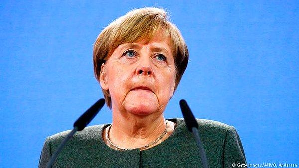 Herford'da parti mitingi sırasında konuşan Merkel, "Türkiye kökenliler de dahil tüm Alman vatandaşlarının özgür seçim hakkı vardır. Hiçbir müdahaleye müsamaha göstermiyoruz" dedi.