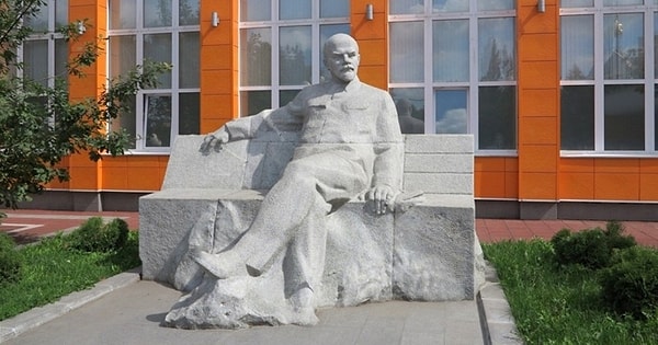 9. Здесь уважают дедушку Ленина.