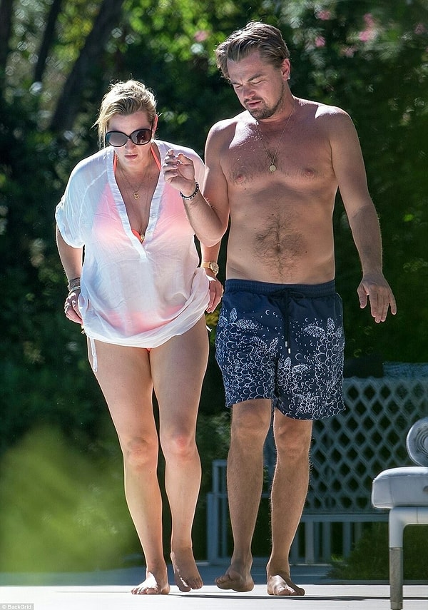 3. А через пару дней папарацци застукали звезд, отдыхающих у бассейна в Сен-Тропе.