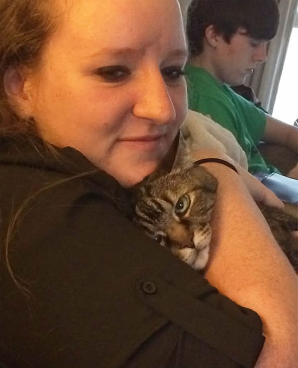 9. Тут даже мне стало жалко котейку. Эк его зажало...